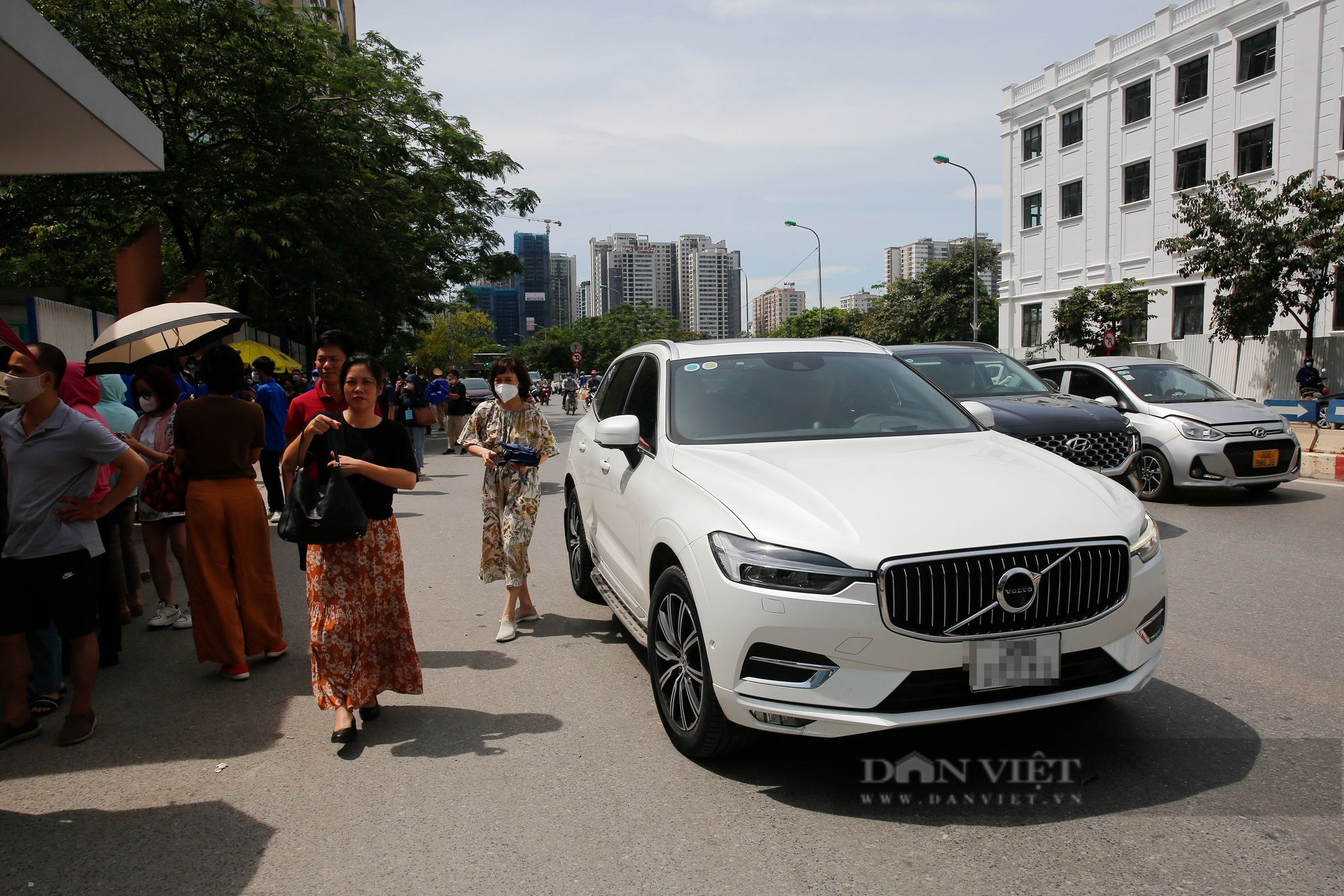 Ngắm dàn xe sang tiền tỷ chở con đi thi lớp 10 tại Hà Nội - Ảnh 8.