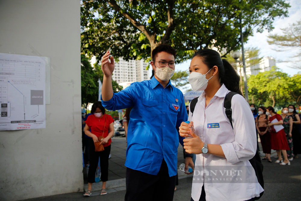Kỳ thi tuyển sinh lớp 10 năm 2022 tại Hà Nội: Thí sinh mướt mải vì trời nắng nóng - Ảnh 4.