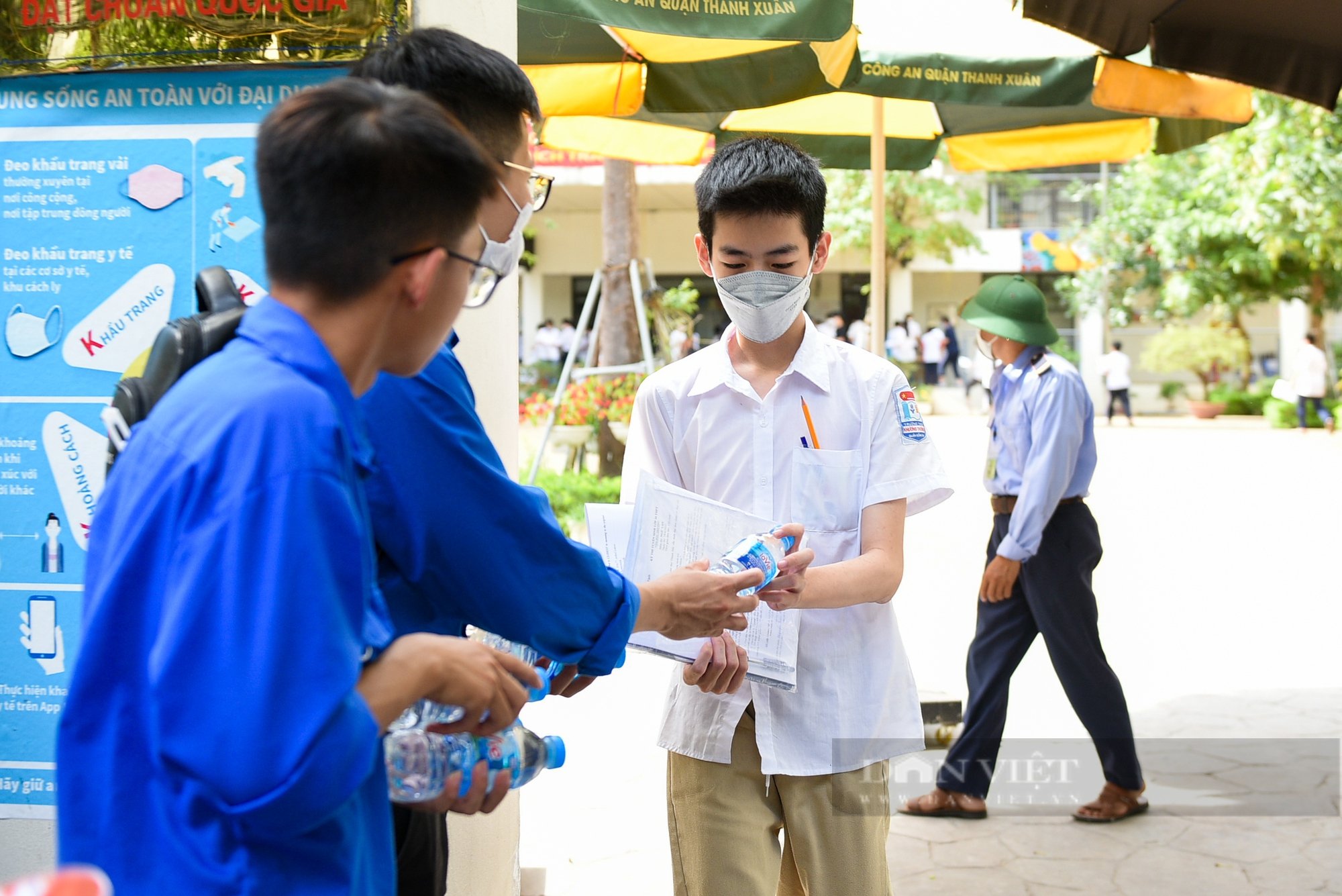 Lực lượng công an, tình nguyện viên đội nắng tiếp sức sĩ tử trong ngày đầu thi vào lớp 10 - Ảnh 10.