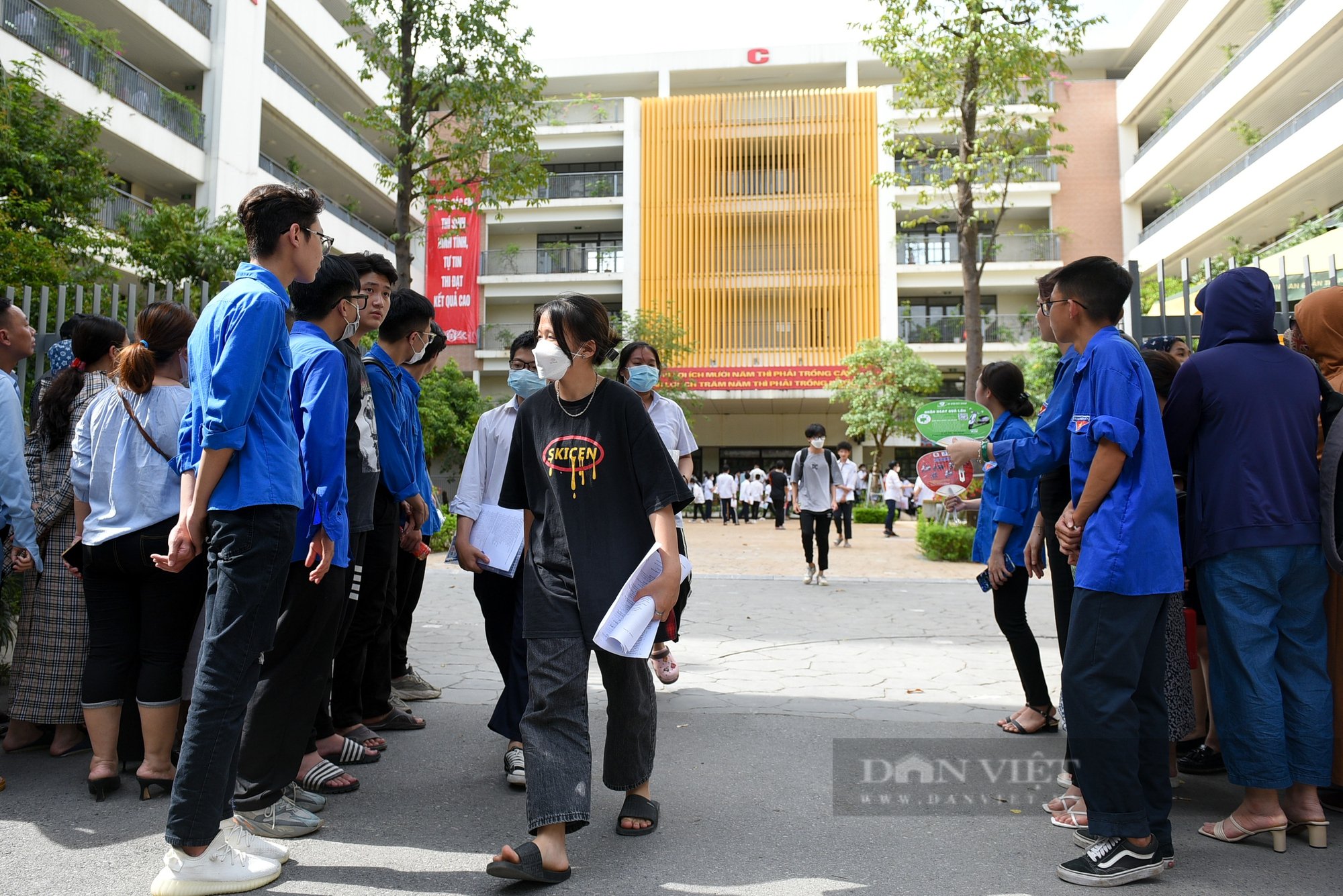 Lực lượng công an, tình nguyện viên đội nắng tiếp sức sĩ tử trong ngày đầu thi vào lớp 10 - Ảnh 9.