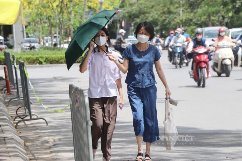 Sĩ tử đến muộn chạy như bay trước giờ thi môn Ngoại ngữ kỳ thi vào 10 THPT - Ảnh 1.