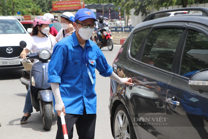 Sĩ tử đến muộn chạy như bay trước giờ thi môn Ngoại ngữ kỳ thi vào 10 THPT - Ảnh 8.