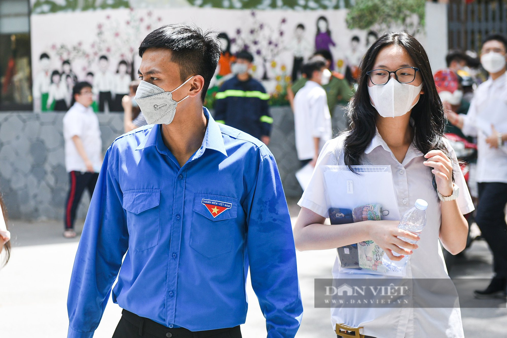 Lực lượng công an, tình nguyện viên đội nắng tiếp sức sĩ tử trong ngày đầu thi vào lớp 10 - Ảnh 6.