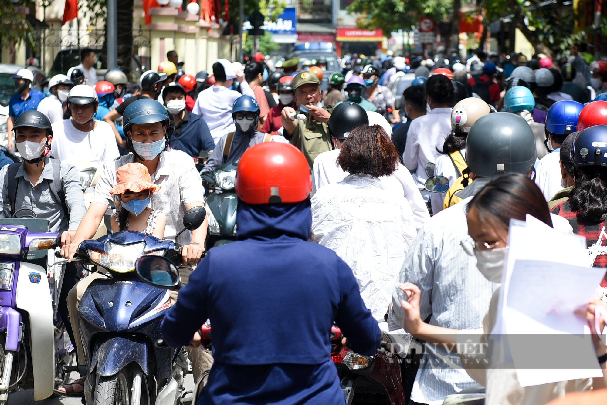 Lực lượng công an, tình nguyện viên đội nắng tiếp sức sĩ tử trong ngày đầu thi vào lớp 10 - Ảnh 1.