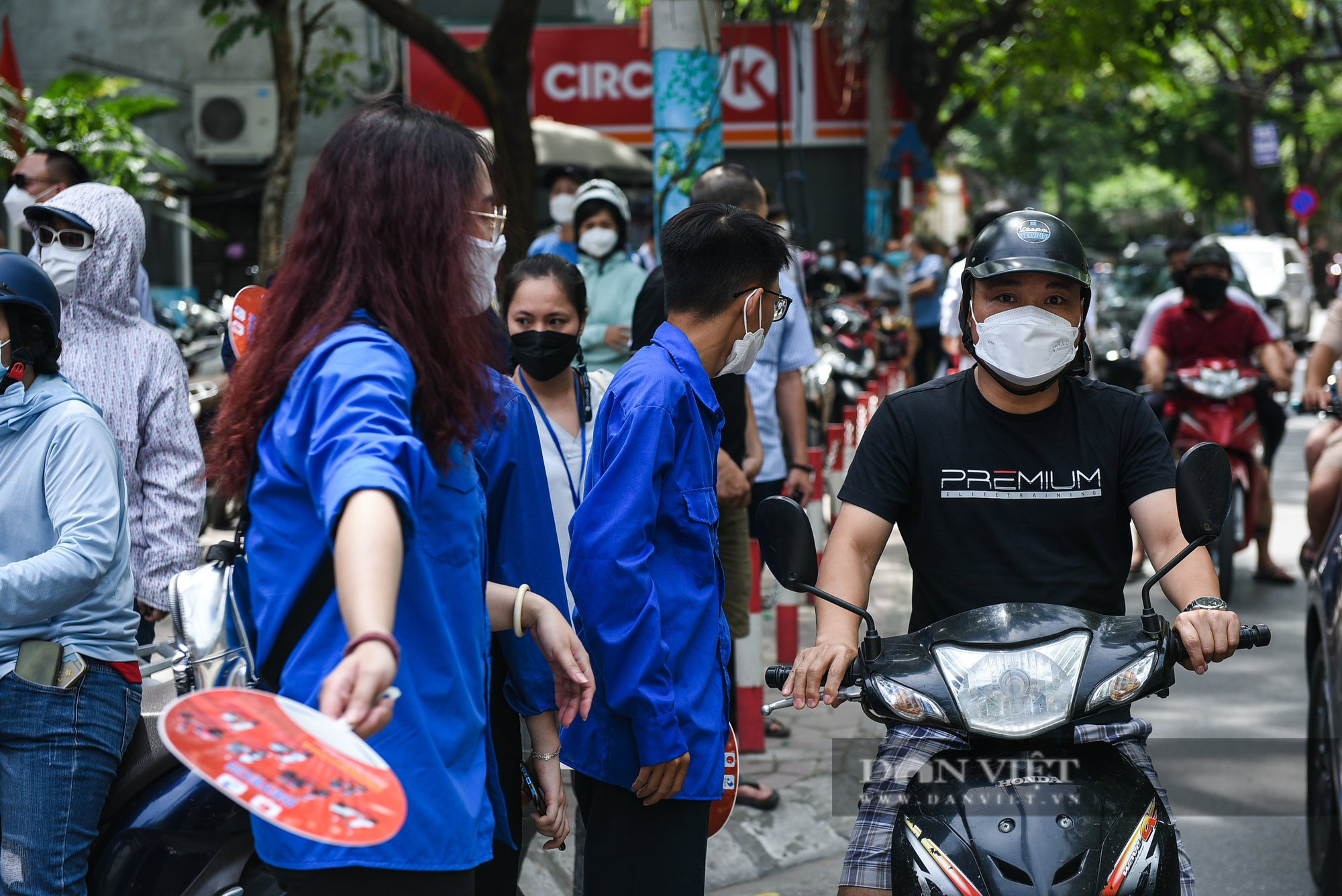 Lực lượng công an, tình nguyện viên đội nắng tiếp sức sĩ tử trong ngày đầu thi vào lớp 10 - Ảnh 5.
