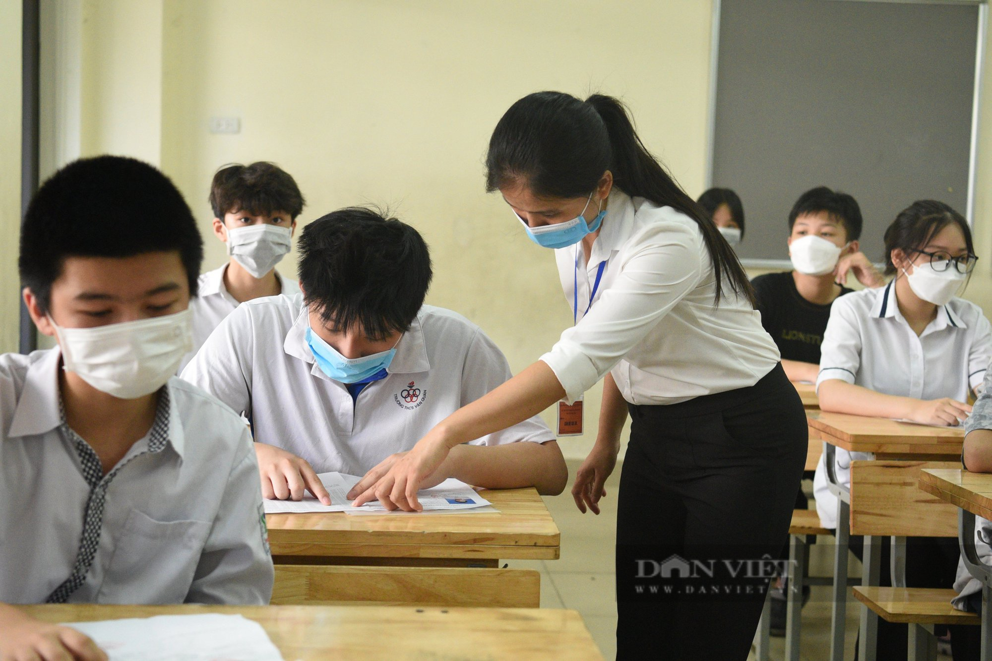 Tra cứu điểm thi vào lớp 10 năm 2022: Lộ diện thủ khoa và thí sinh có nhiều điểm 10 - Ảnh 2.
