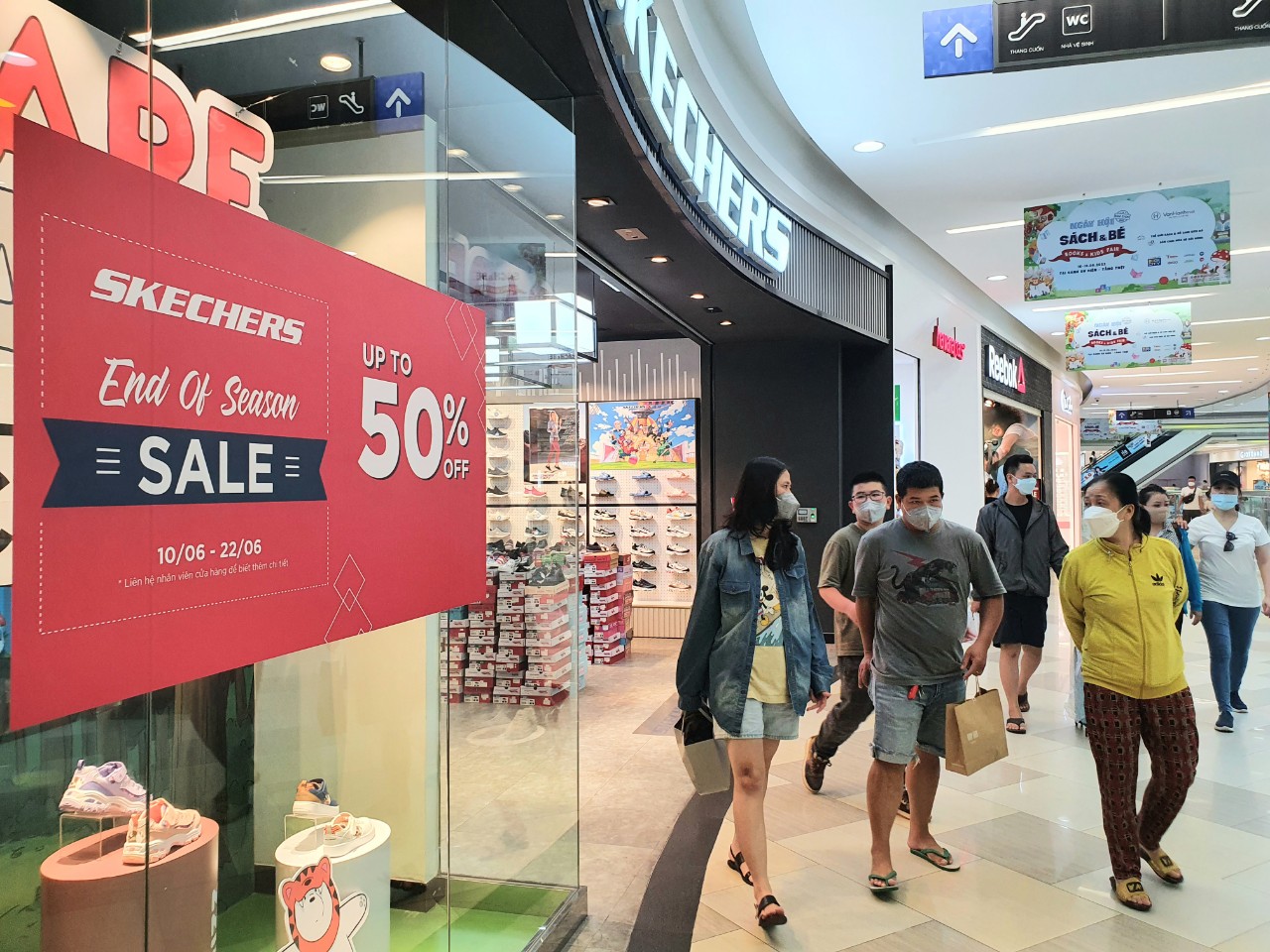 Săn hàng hiệu chỉ 50.000 đồng, 100.000 đồng ở “thiên đường shopping” Sài Gòn - Ảnh 10.