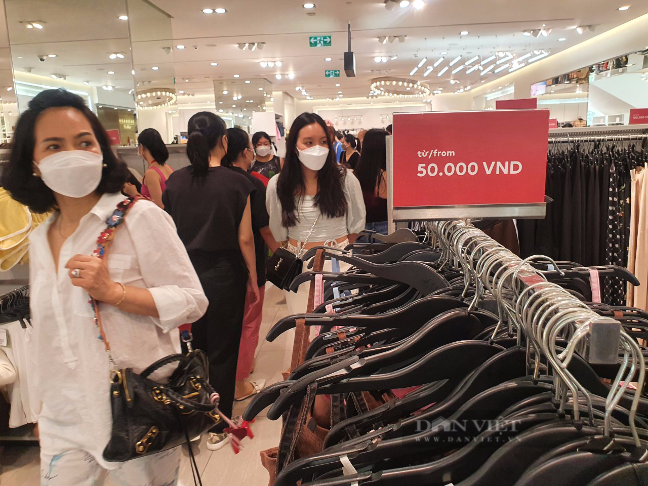 Black Friday giữa hè ở TP.HCM - Ảnh 1.