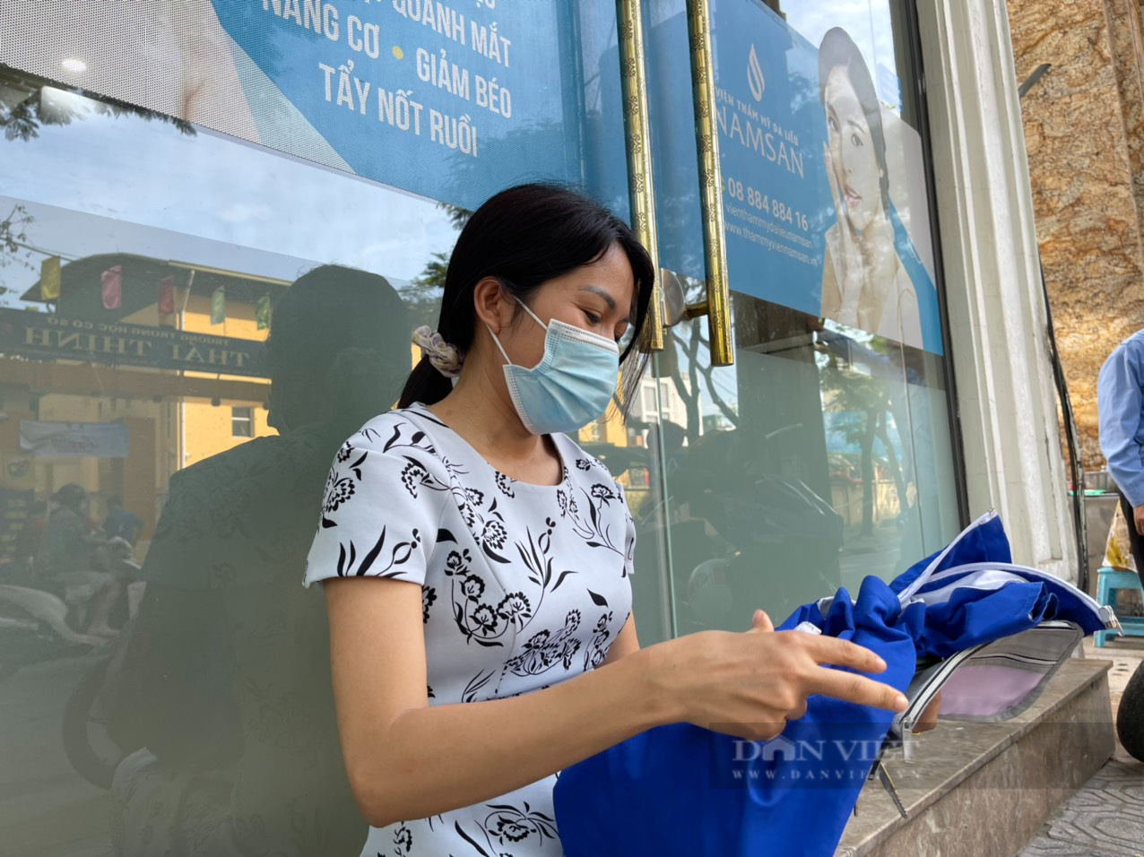 Kỳ thi tuyển sinh lớp 10 năm 2022 tại Hà Nội: Thí sinh mướt mải vì trời nắng nóng - Ảnh 18.