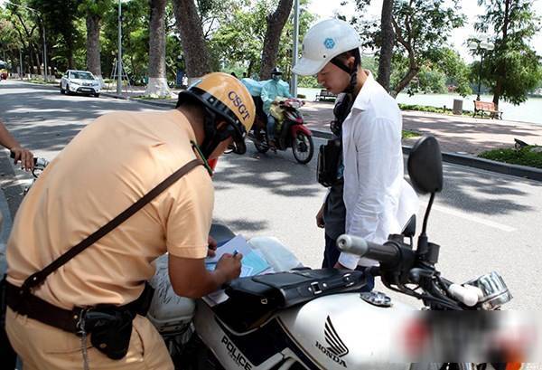 Mức phạt lỗi đeo tai nghe khi tham gia giao thông mới nhất năm 2022, đeo mà không dùng có lỗi không? - Ảnh 1.