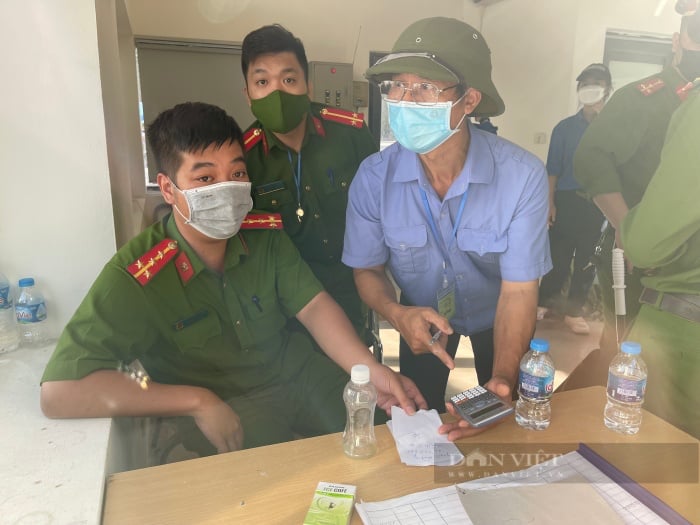 Thi vào lớp 10 Hà Nội: Tình nguyện viên bất ngờ ngất xỉu, nhiều sĩ tử quên máy tính, giấy báo thi môn Toán - Ảnh 10.