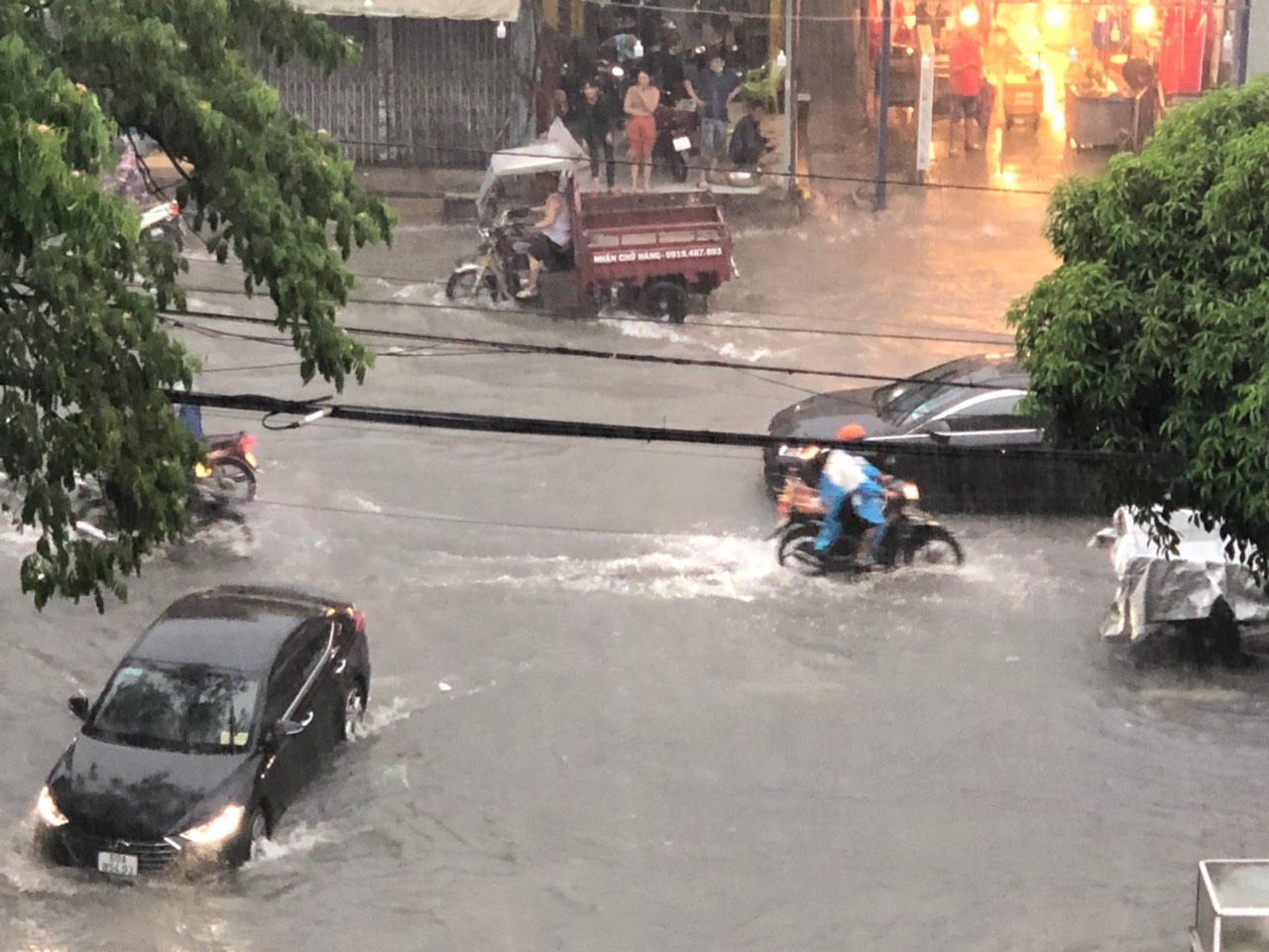 Đồng Nai: Ngập nặng, nhiều người bì bõm lội nước về nhà - Ảnh 5.