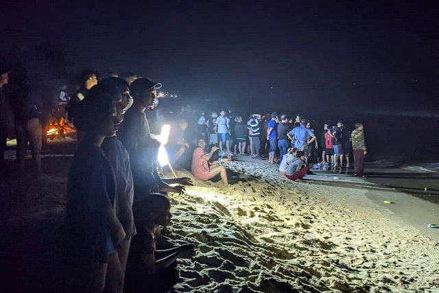 Chủ tịch Thừa Thiên Huế khen thưởng 2 thanh niên dũng cảm cứu 6 học sinh đuối nước - Ảnh 1.