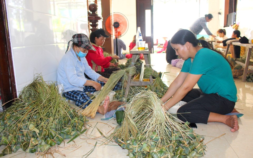 Rộn ràng làng nghề bánh ú tro bán Tết Đoan Ngọ - Ảnh 2.