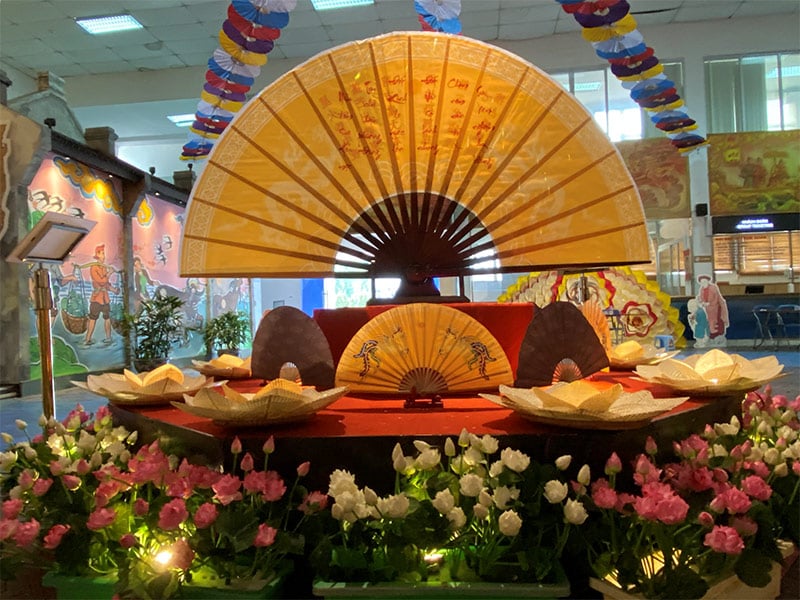 Đeo bùa ngũ sắc, hái thuốc nam vào 12 giờ trưa trong dịp Tết Đoan Ngọ xưa có ý nghĩa gì? - Ảnh 2.