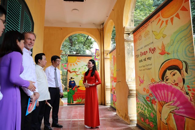 Đeo bùa ngũ sắc, hái thuốc nam vào 12 giờ trưa trong dịp Tết Đoan Ngọ xưa có ý nghĩa gì? - Ảnh 4.