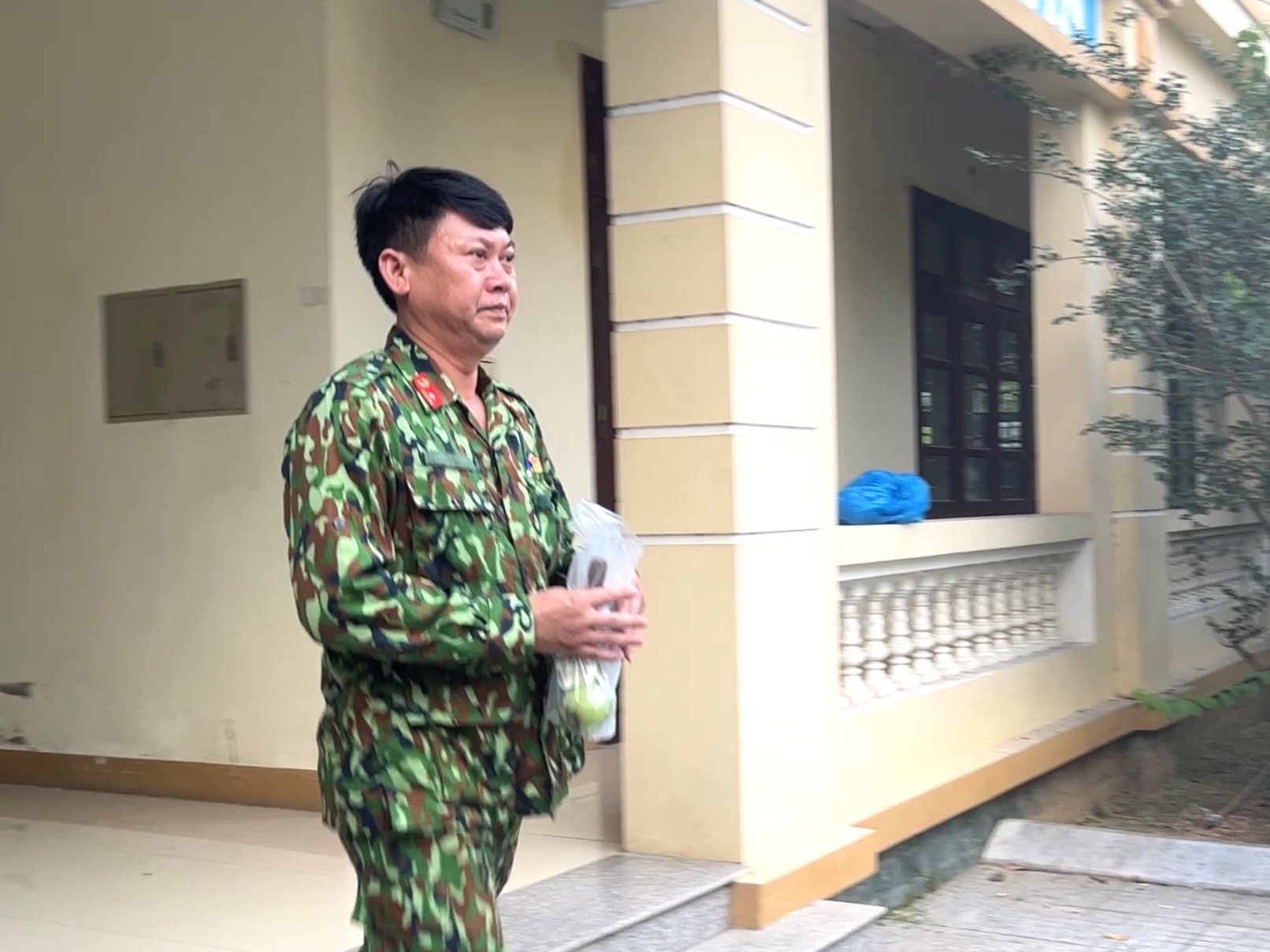 Triệu Quân Sự thản nhiên rửa tay nhờ, vào quán ăn chè trên đường trốn chạy - Ảnh 5.