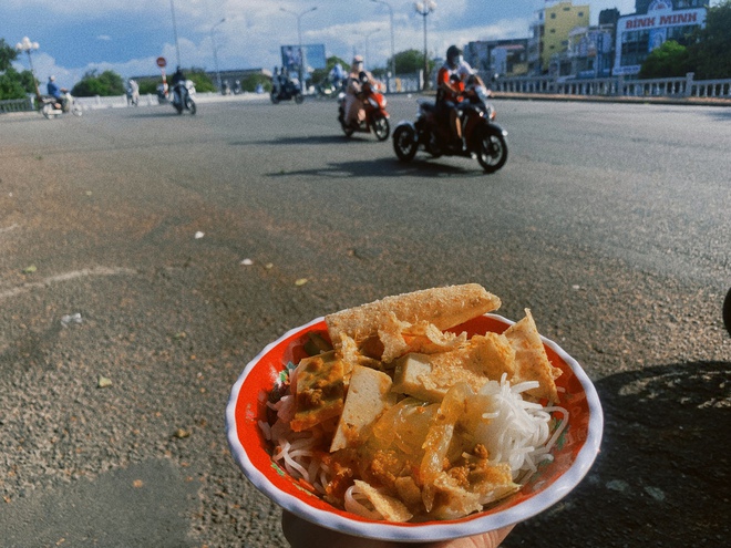 Độc đáo bún giấm nuốc, quán nhỏ liêu xiêu có sức hút mãnh liệt níu chân khách ngày hè - Ảnh 3.