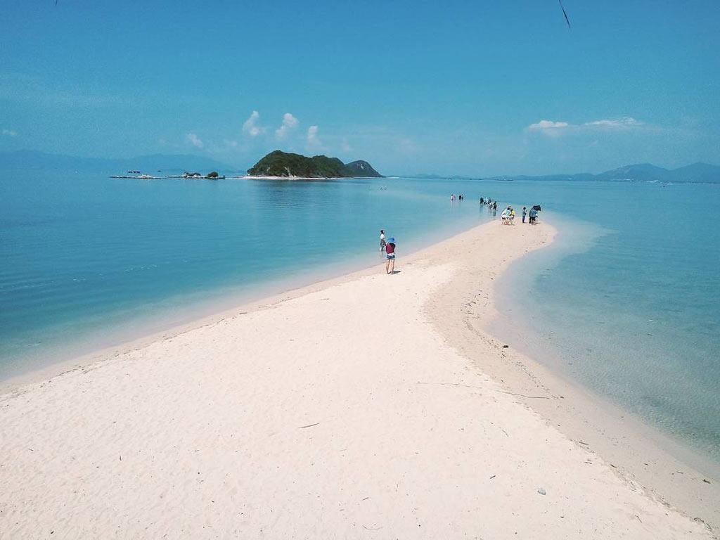 Độc đáo với những địa điểm du lịch có con đường đi bộ dưới biển - Ảnh 2.