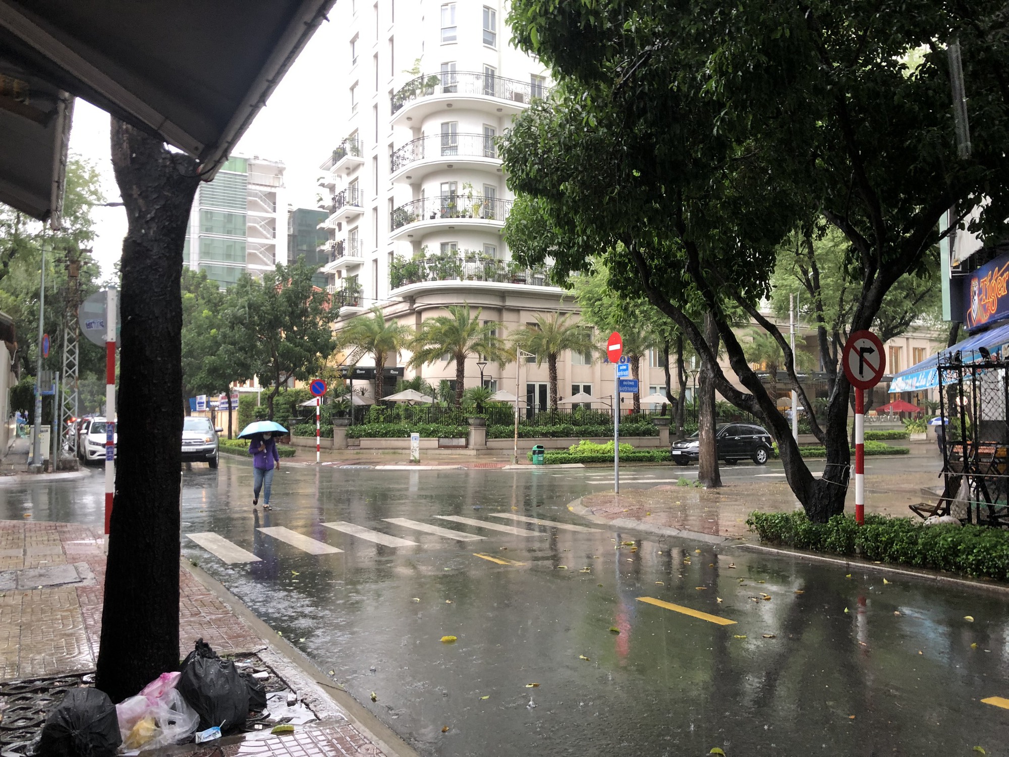 TP HCM mưa trắng trời, nhiều tuyến đường ngập sâu - Ảnh 10. TP HCM mưa trắng trời, nhiều tuyến đường ngập sâu - Ảnh 10.