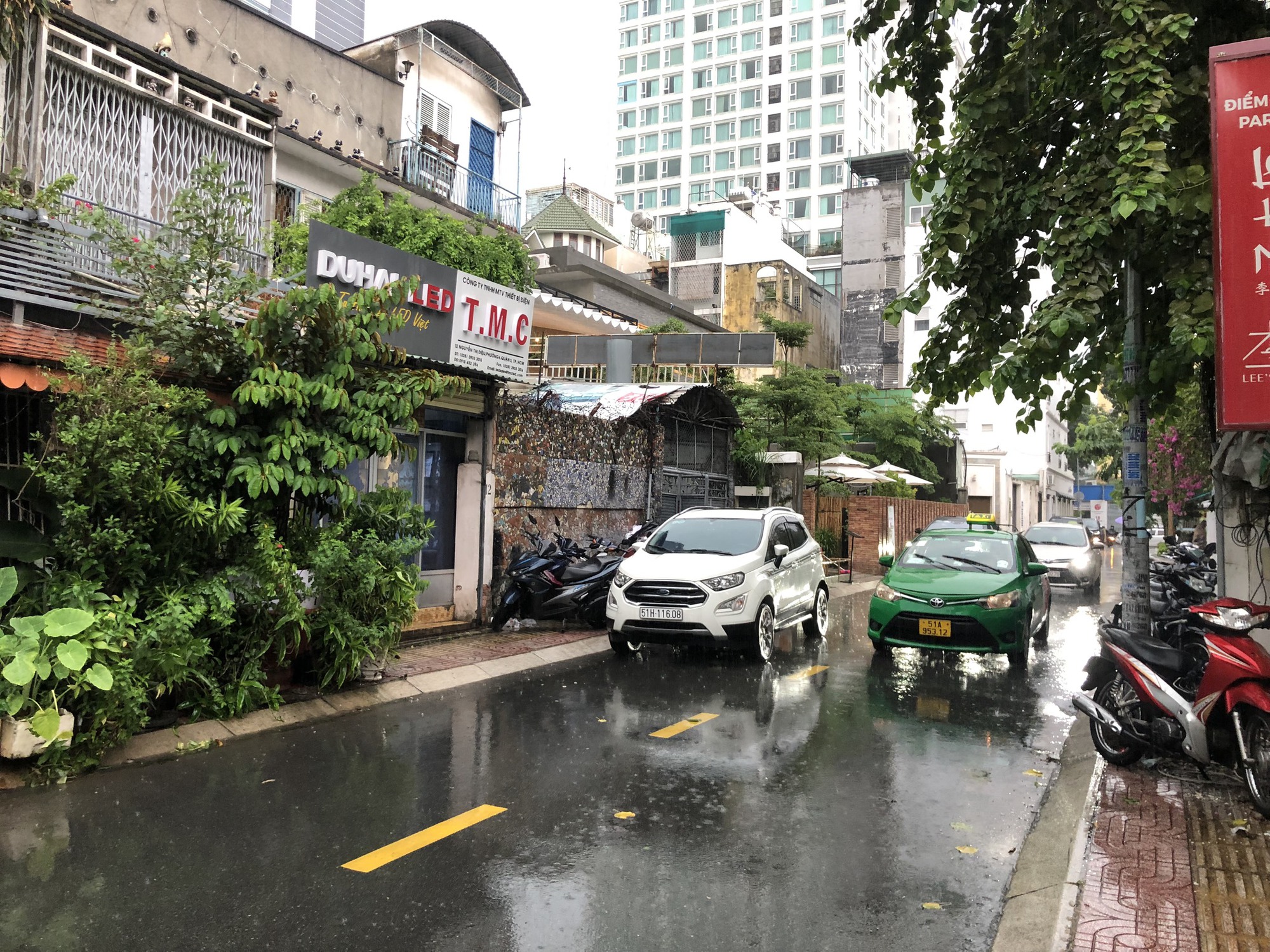 TP HCM mưa trắng trời, nhiều tuyến đường ngập sâu - Ảnh 4. TP HCM mưa trắng trời, nhiều tuyến đường ngập sâu - Ảnh 4.