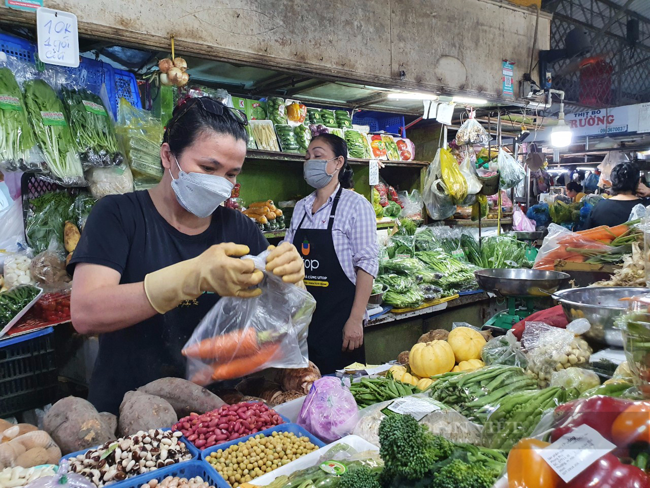 Tiểu thương giảm giá bó rau, con cá, tặng dầu ăn, bột ngọt cho khách - Ảnh 1.