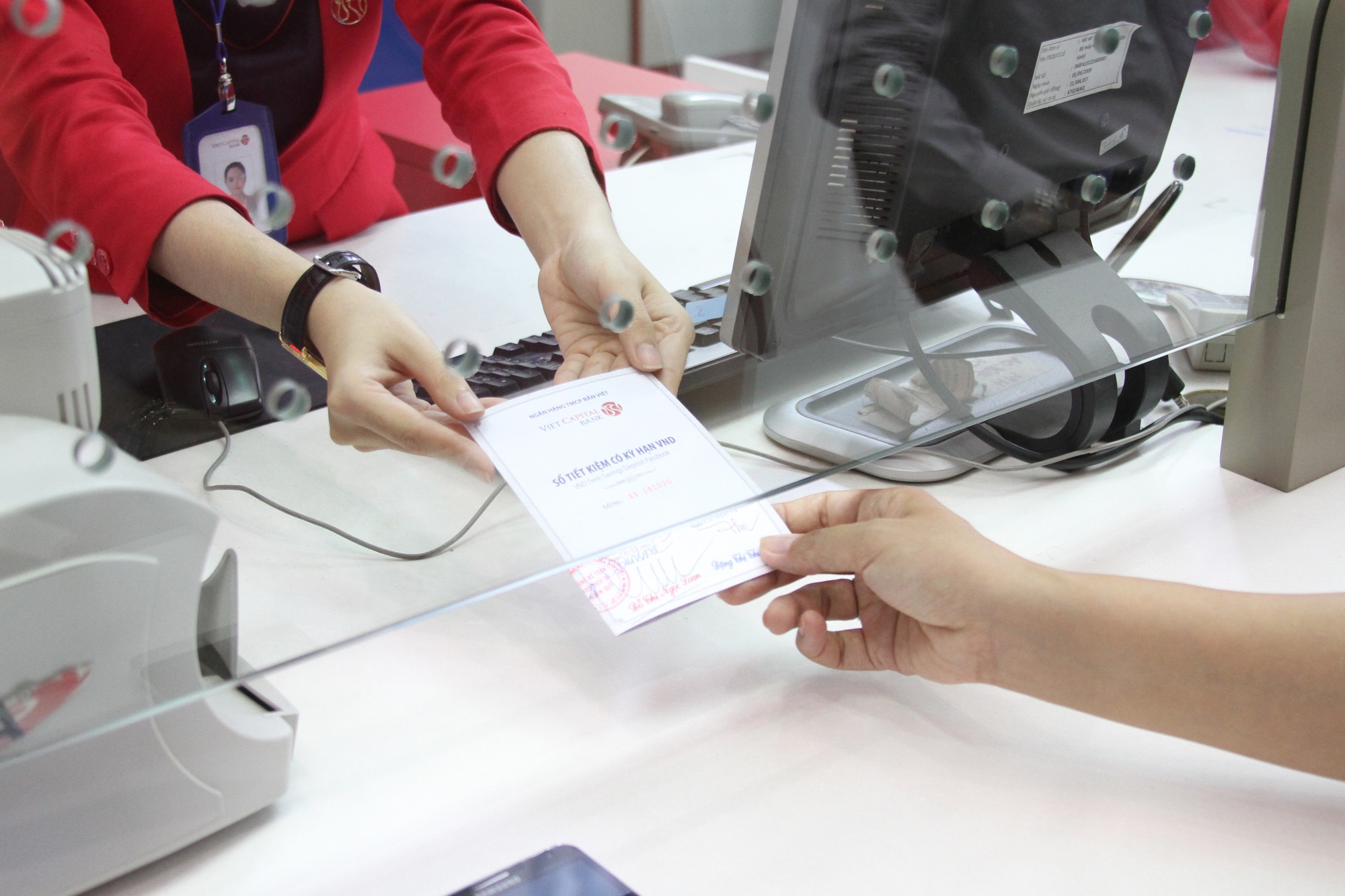 Ngân hàng Nhà nước ra quy định mới giúp người gửi tiền tiết kiệm bớt thiệt - Ảnh 1. Ngân hàng Nhà nước ra quy định mới giúp người gửi tiền tiết kiệm bớt thiệt - Ảnh 1.
