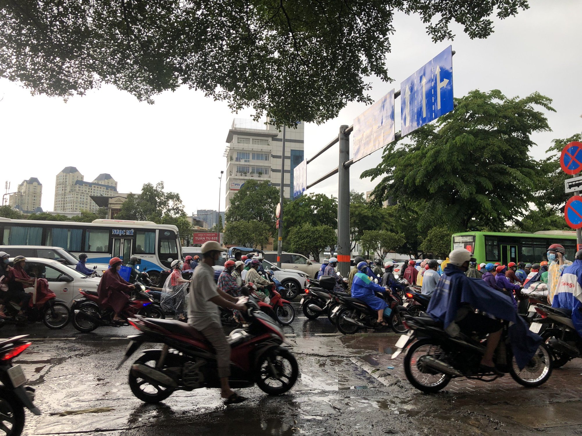 TP HCM mưa trắng trời, nhiều tuyến đường ngập sâu - Ảnh 3. TP HCM mưa trắng trời, nhiều tuyến đường ngập sâu - Ảnh 3.