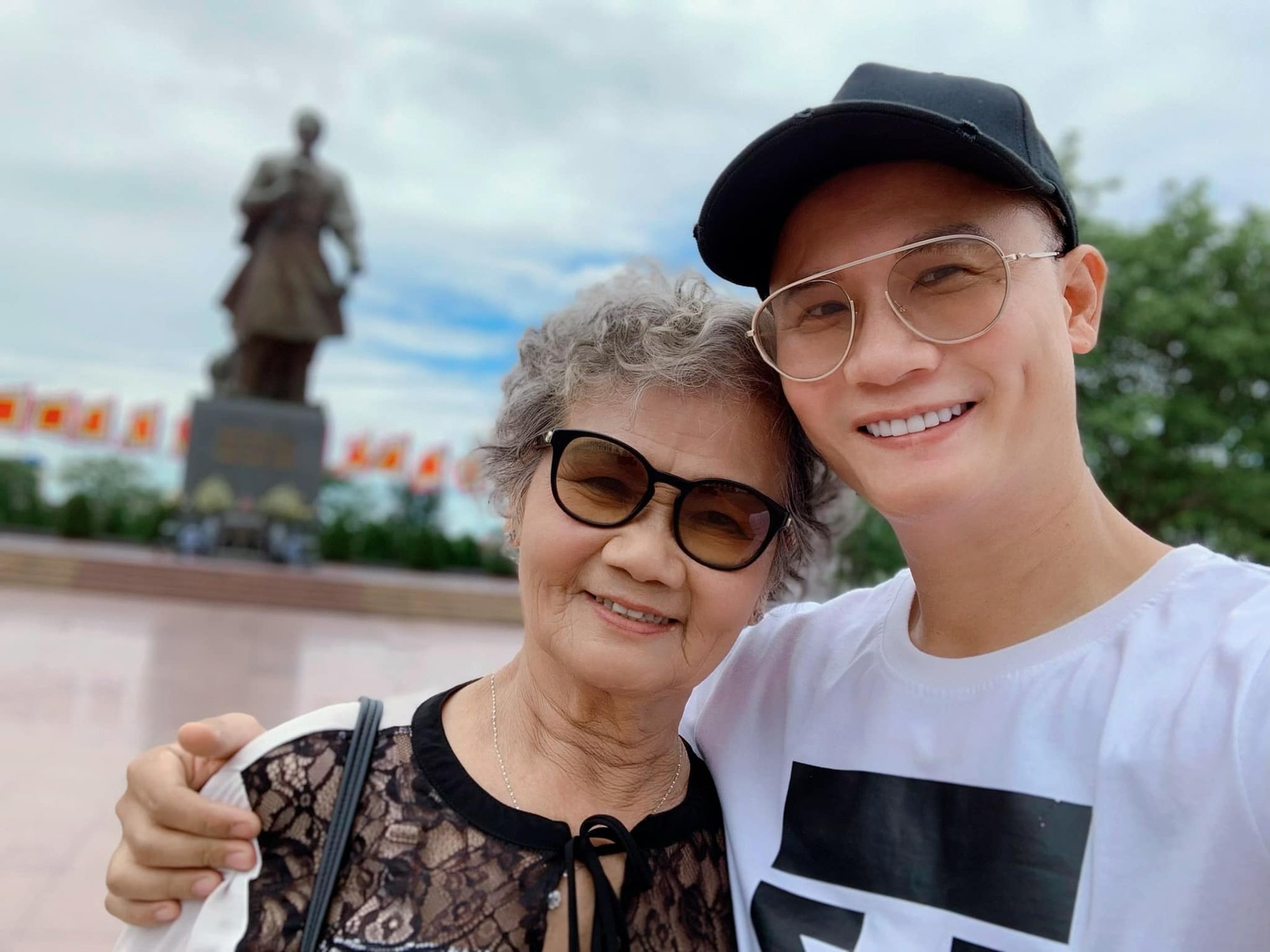 Ca sĩ Hoàng Bách: “Tôi đã ước mơ thay phần mẹ” - Ảnh 3.
