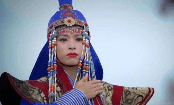 Nữ &quot;Thành Cát Tư Hãn&quot;: 32 tuổi cưới bé trai 7 tuổi, hạ sinh 8 người con - Ảnh 1.
