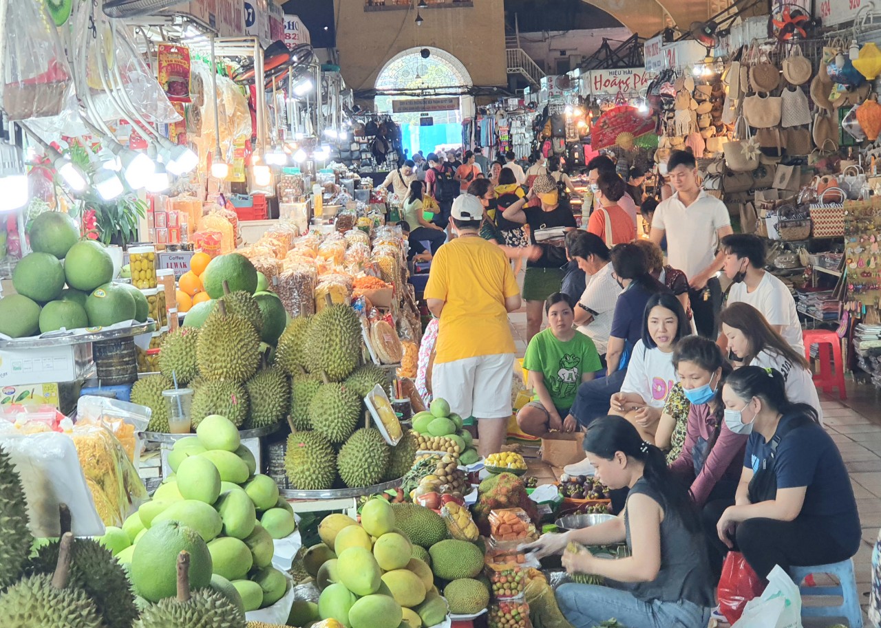 Chợ Bến Thành đông vui trở lại - Ảnh 1.