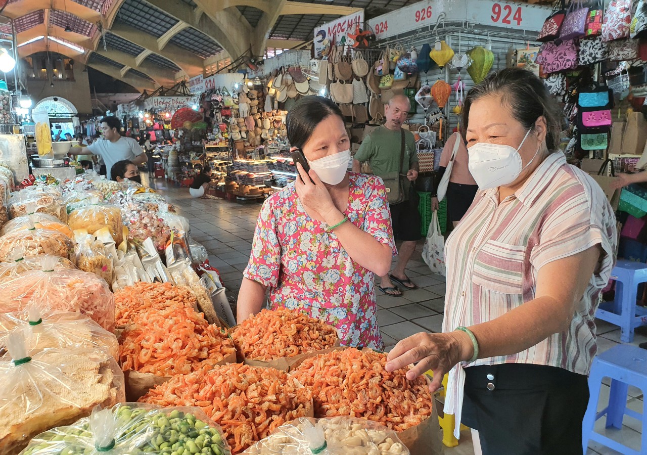 Chợ Bến Thành đông vui trở lại - Ảnh 3.