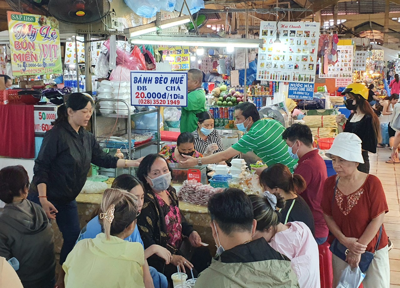 Chợ Bến Thành đông vui trở lại - Ảnh 8.