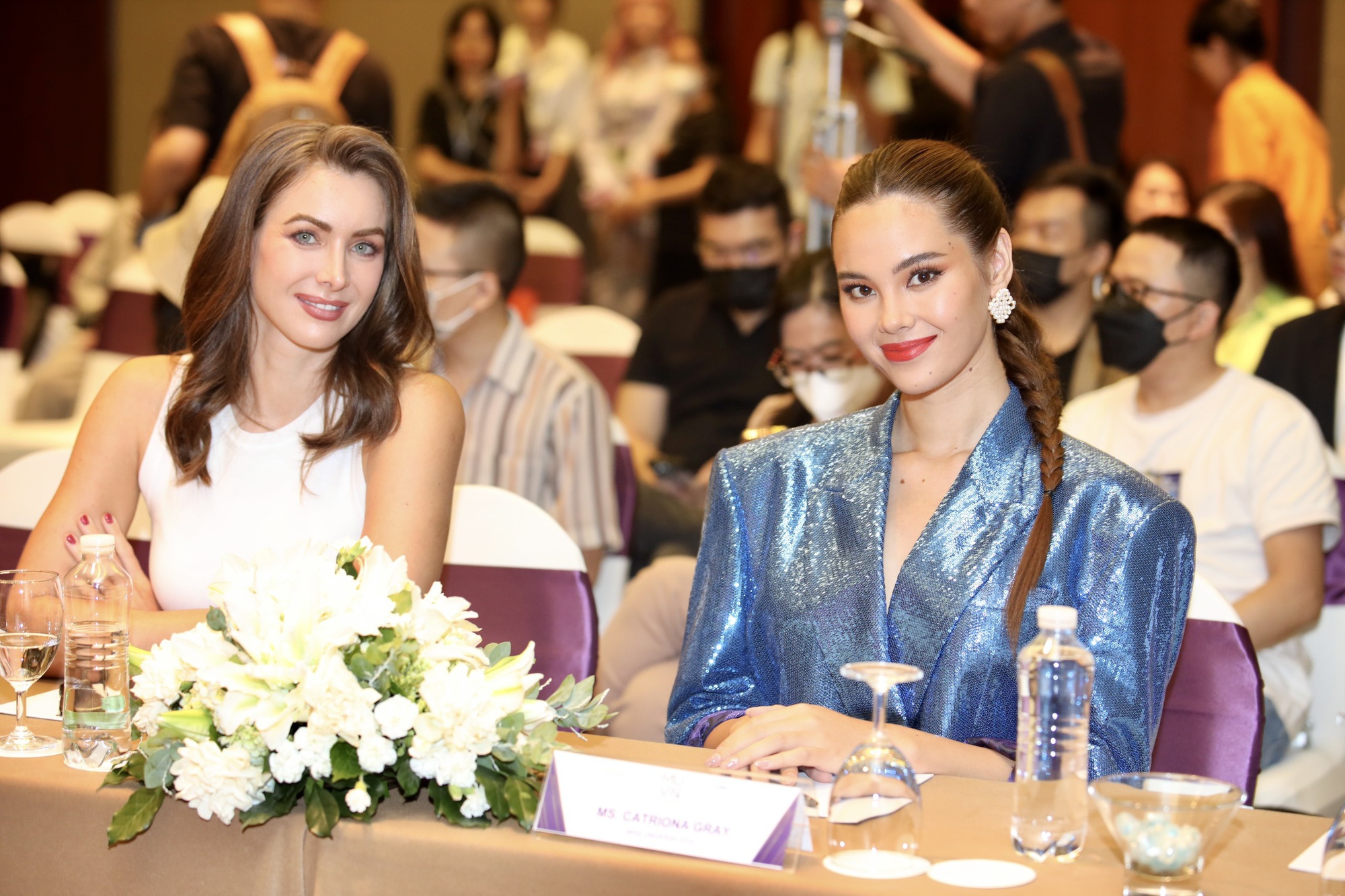 Catriona Gray: &quot;Hoa hậu chính là một nghề&quot; - Ảnh 1.