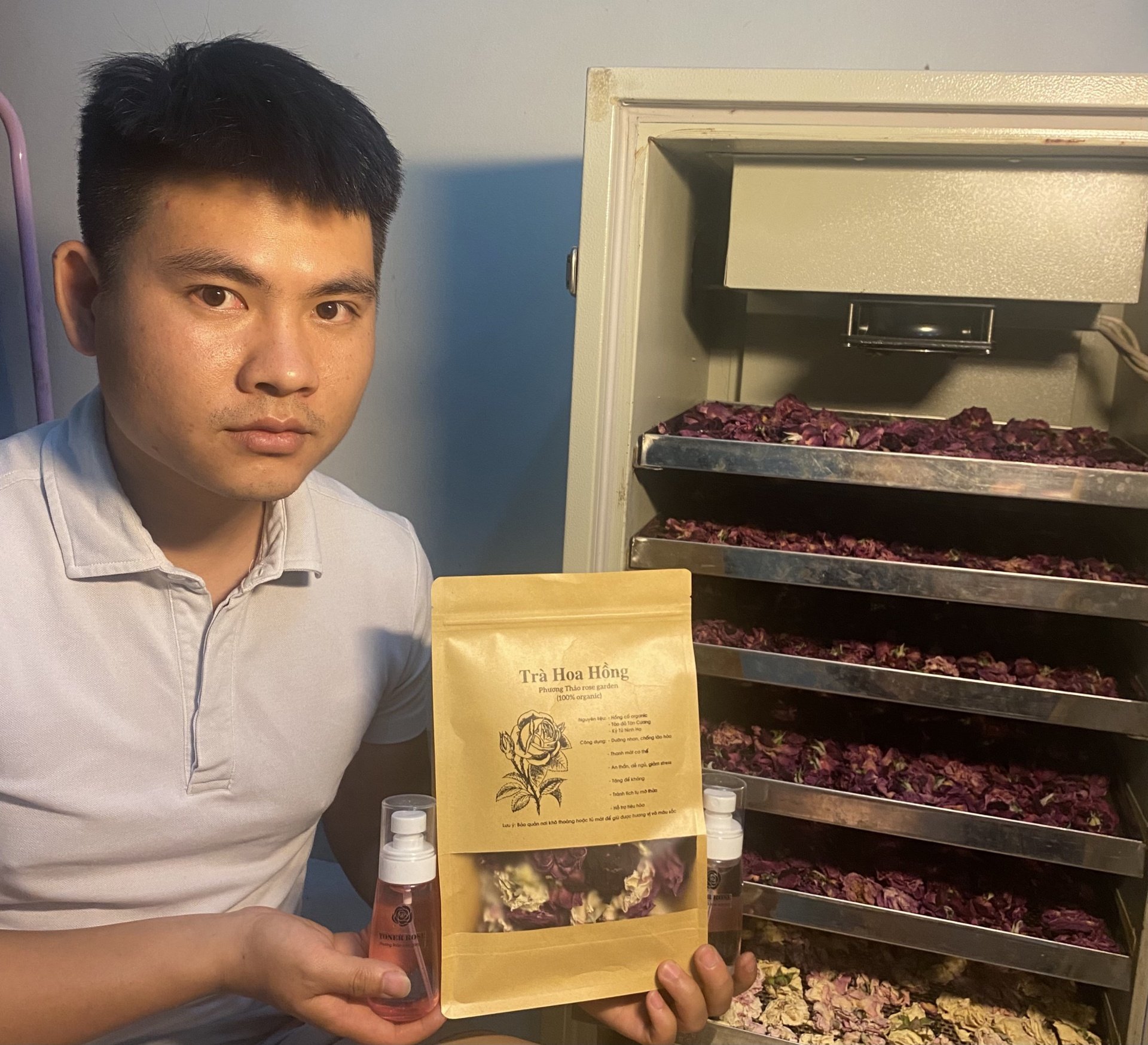 Trồng hoa hồng, thơm từ vườn vào nhà, vợ chồng nông dân trẻ Bắc Kạn thu 400 triệu/năm - Ảnh 1.