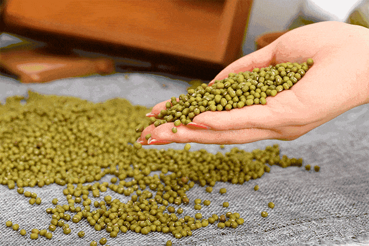 Nấu chè đậu xanh cho ngay vào nồi nước là sai lầm, thêm bước này chỉ cần 10 phút đậu mềm tơi - Ảnh 2.