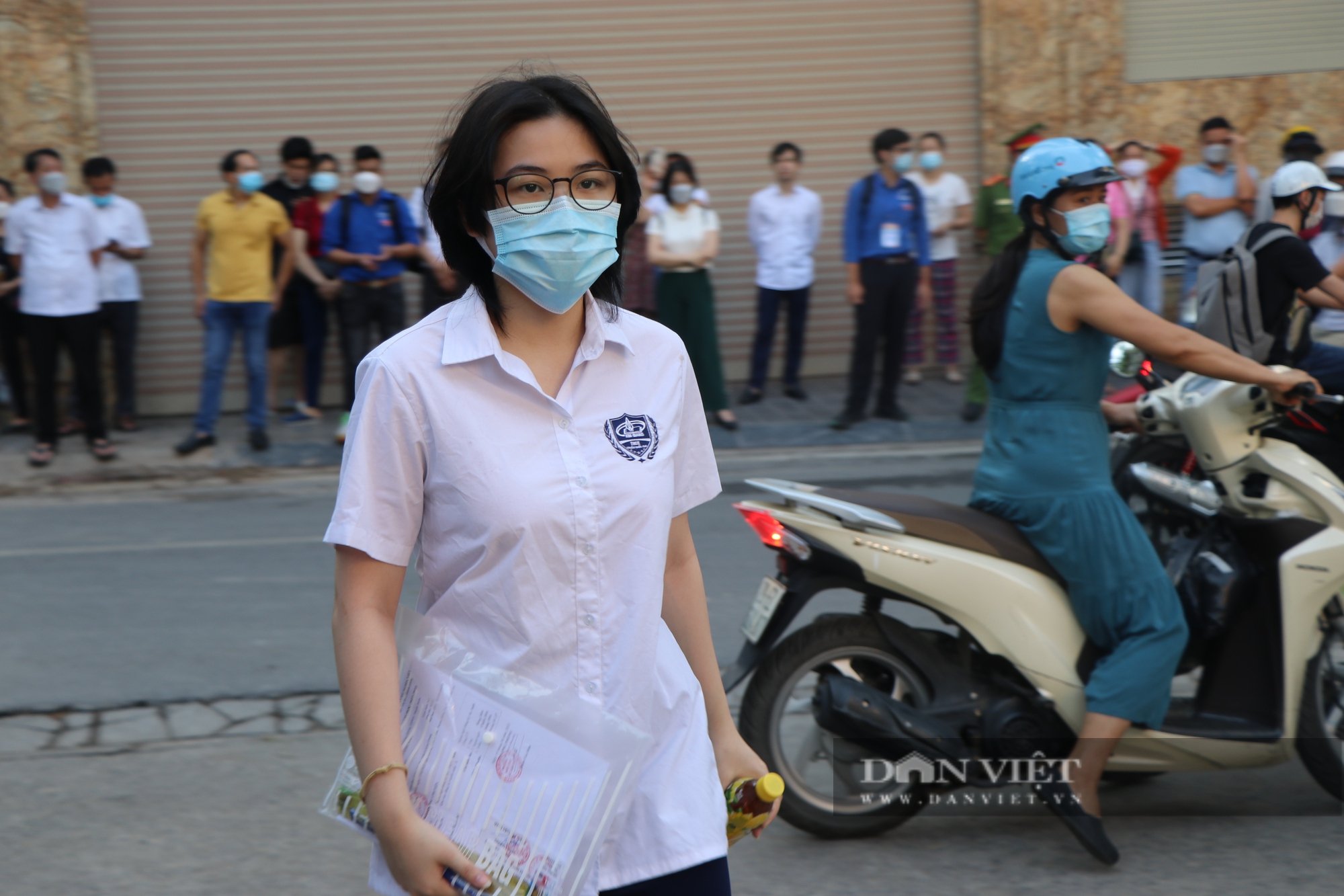 Học sinh xem điểm thi lớp 10 năm 2022 Hà Nội thế nào? - Ảnh 1.
