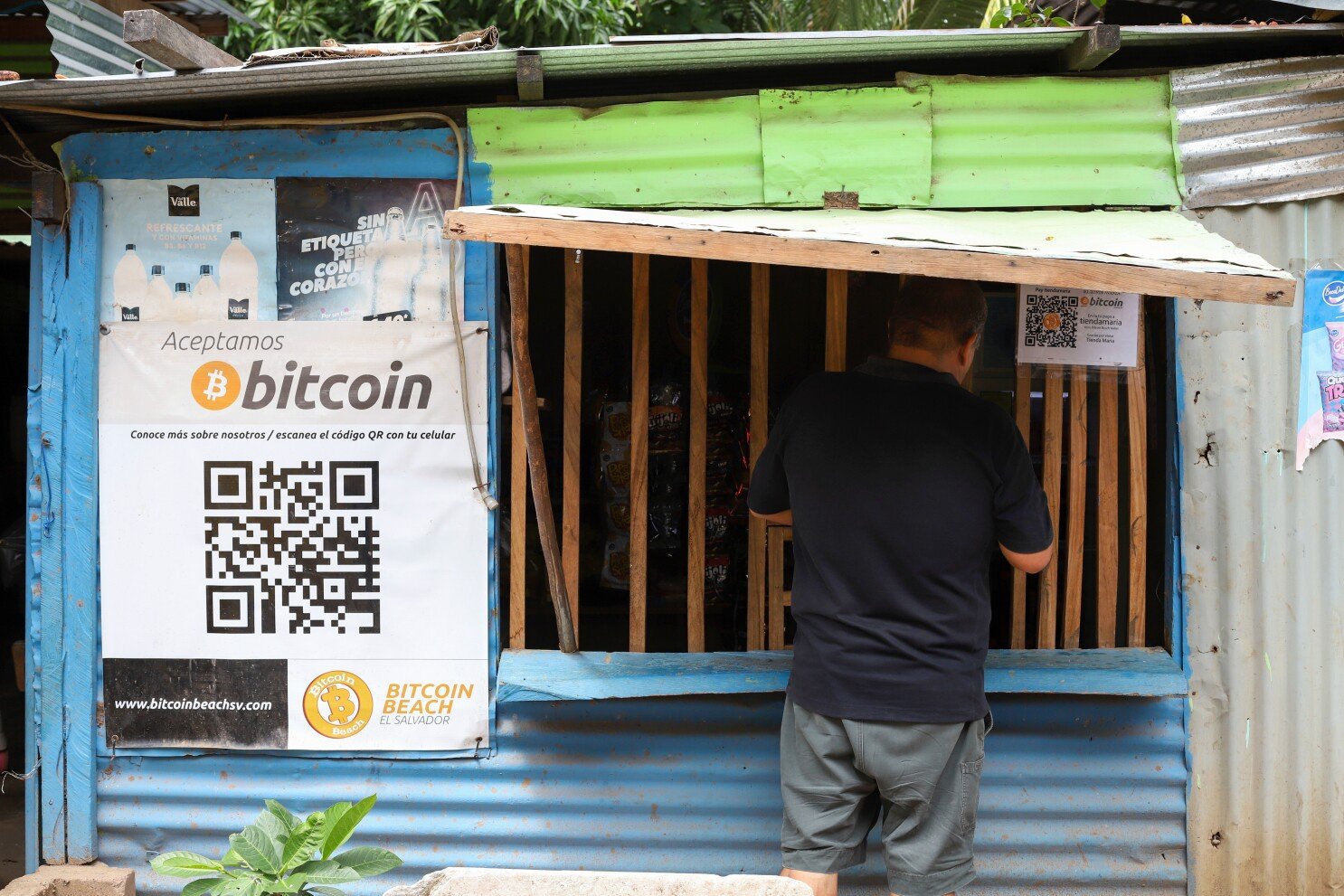 El Salvador khốn đốn vì chạy theo Bitcoin - Ảnh 3. El Salvador khốn đốn vì chạy theo Bitcoin - Ảnh 3.