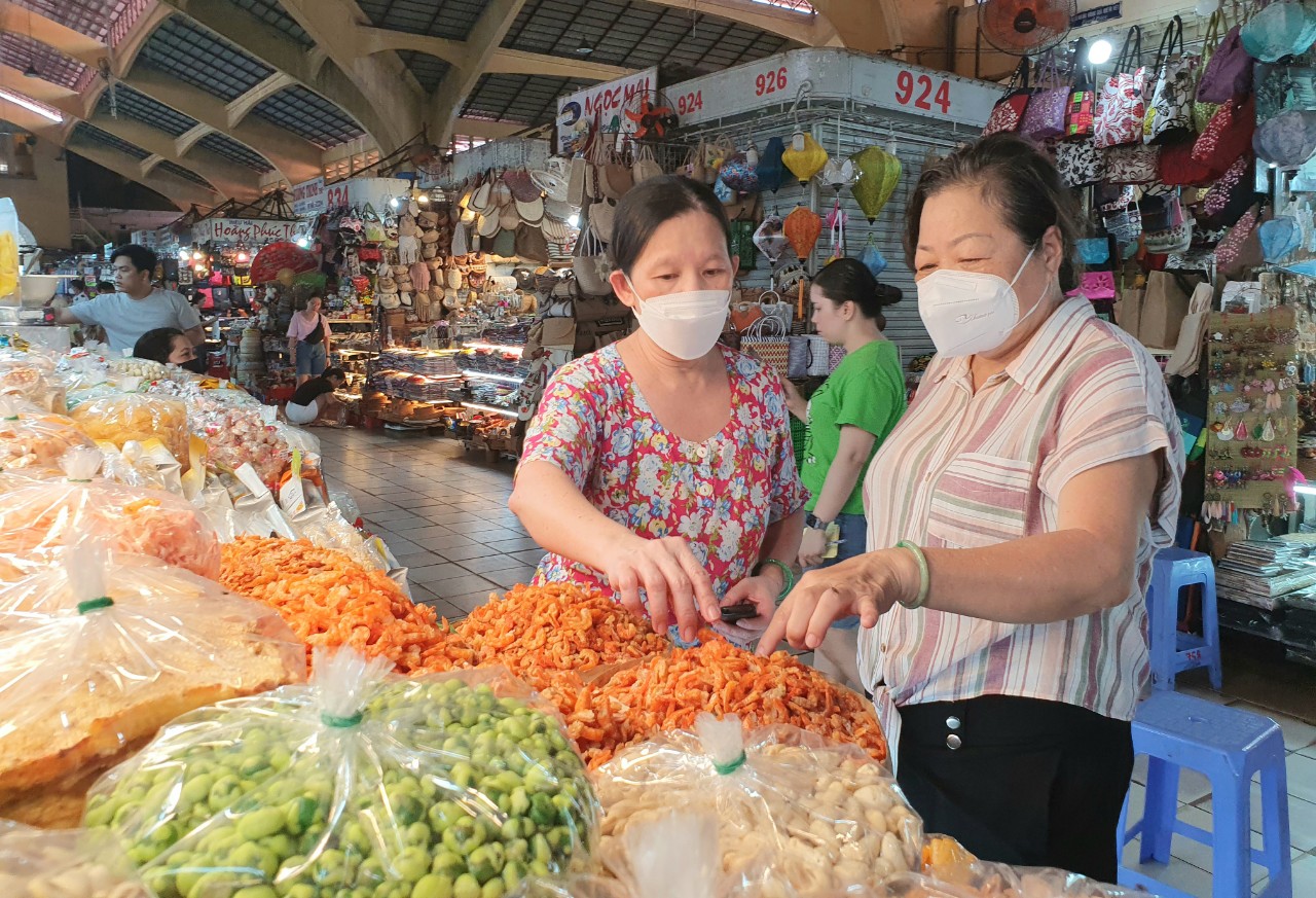 Tiểu thương chợ giảm giá như siêu thị để kéo khách - Ảnh 2.