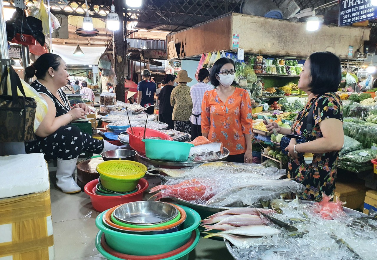 Tiểu thương chợ giảm giá như siêu thị để kéo khách - Ảnh 3.