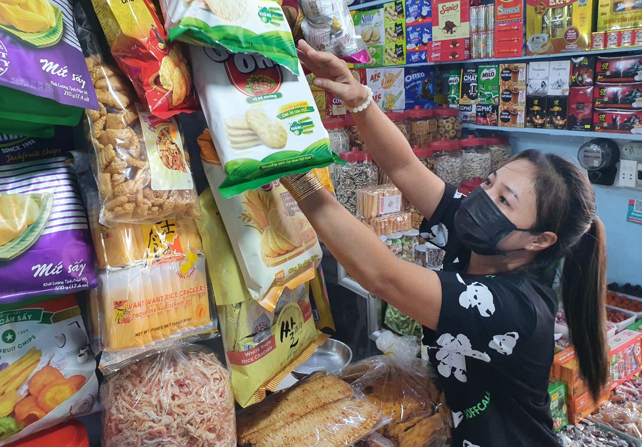 Tiểu thương chợ giảm giá như siêu thị để kéo khách - Ảnh 1.