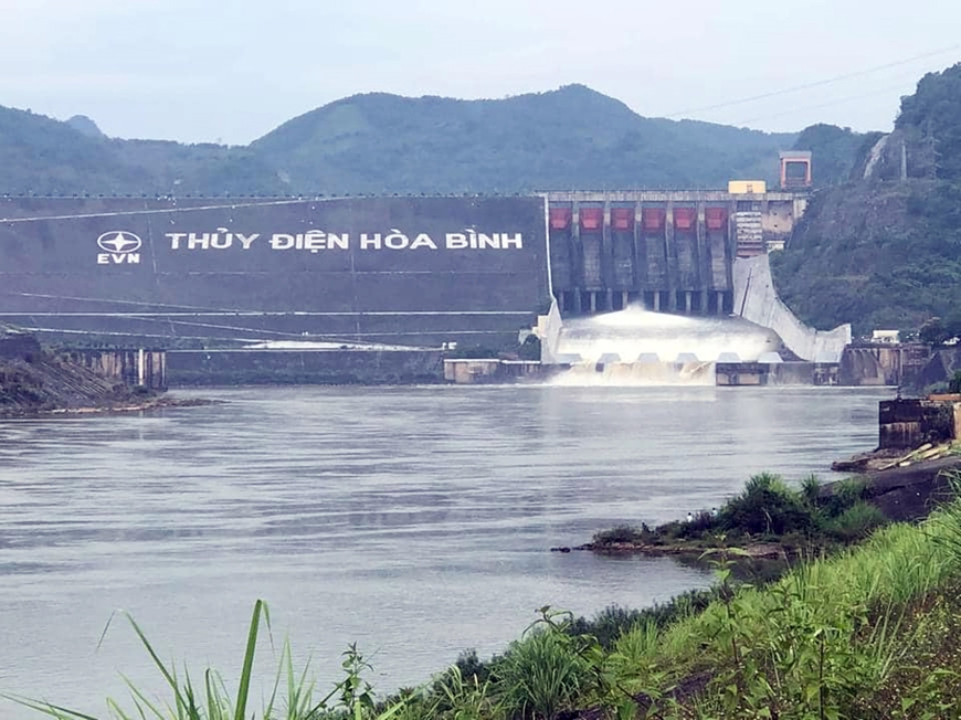Thủy điện Hòa Bình đóng 01 cửa xả đáy vào lúc 15h chiều nay - Ảnh 1.