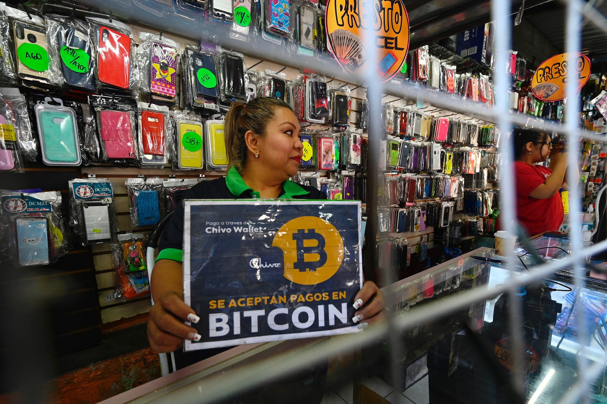 El Salvador khốn đốn vì chạy theo Bitcoin - Ảnh 1. El Salvador khốn đốn vì chạy theo Bitcoin - Ảnh 1.