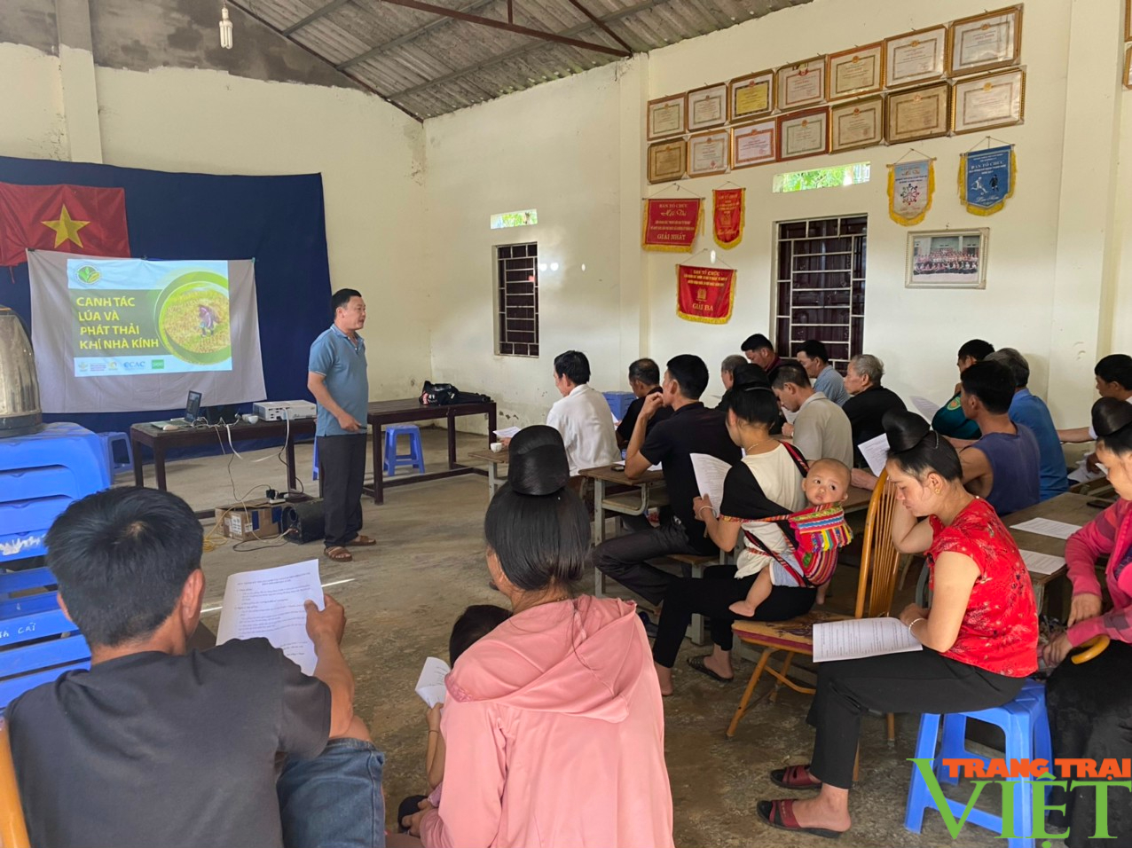 Nâng cao kiến thức cho nông dân sản xuất lúa theo hướng chuyển đổi hữu cơ, thích ứng với biến đổi khí hậu (CAR) - Ảnh 2. Nâng cao kiến thức cho nông dân sản xuất lúa theo hướng chuyển đổi hữu cơ, thích ứng với biến đổi khí hậu (CAR) - Ảnh 2.