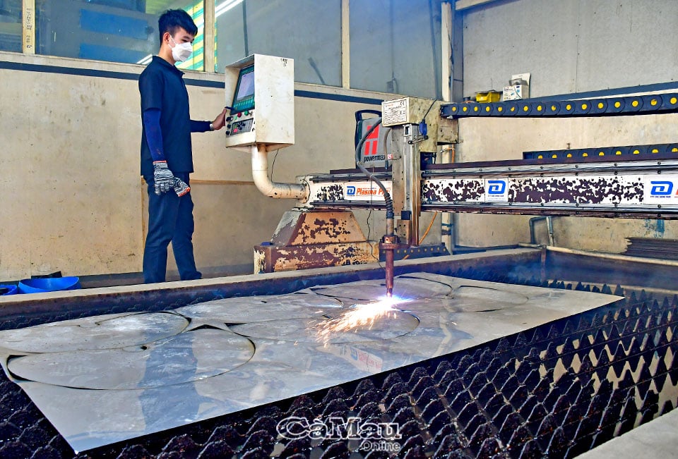 Máy cho tôm ăn tự động do chàng trai 9X Cà Mau sáng chế, chế tạo bán sang cả Trung Quốc, Tây Ban Nha - Ảnh 4.