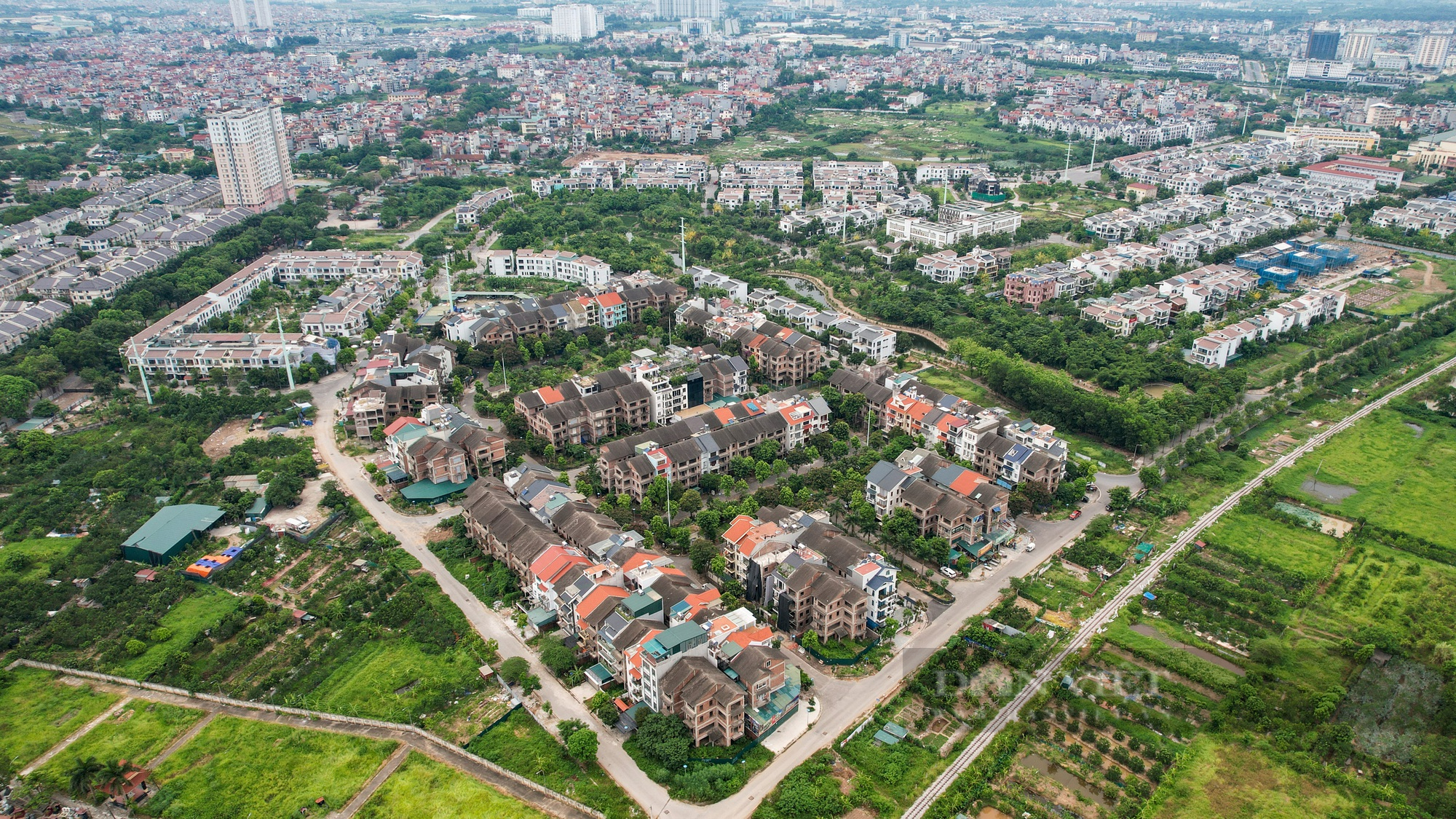 Cận cảnh biệt thự có giá hàng tỉ đồng “hóa rừng” trong khu đô thị Xuân Phương mà Hà Nội vừa yêu cầu rà soát - Ảnh 1.