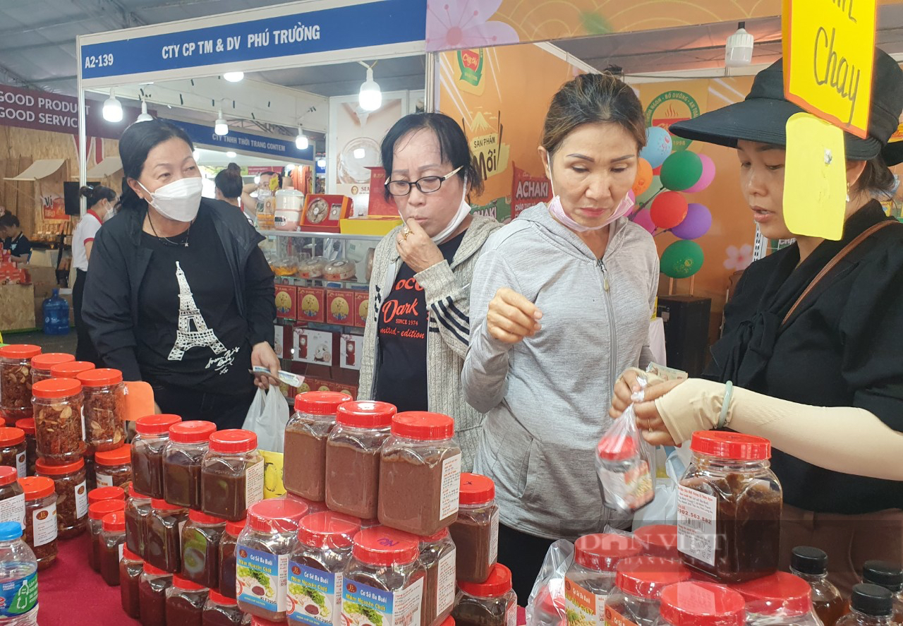 Trái cây, đặc sản đổ về TP.HCM tham gia hội chợ khuyến mãi - Ảnh 4.