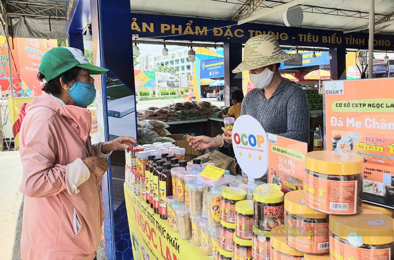 Trái cây, đặc sản đổ về TP.HCM tham gia hội chợ khuyến mãi - Ảnh 1.