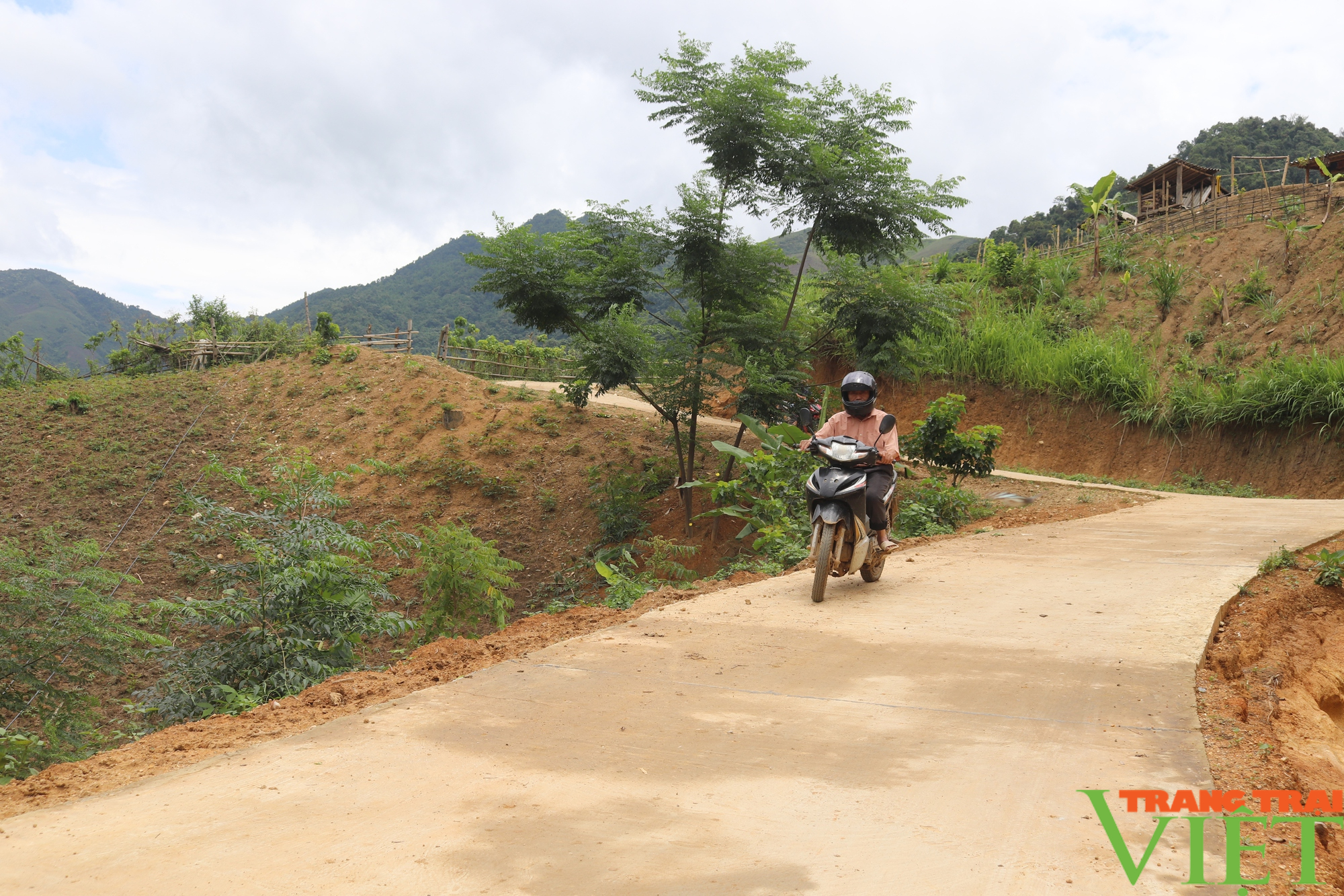 Bản Mông phấn khởi khi được Nhà nước đầu tư đường giao thông nông thôn - Ảnh 3. Bản Mông phấn khởi khi được Nhà nước đầu tư đường giao thông nông thôn - Ảnh 3.