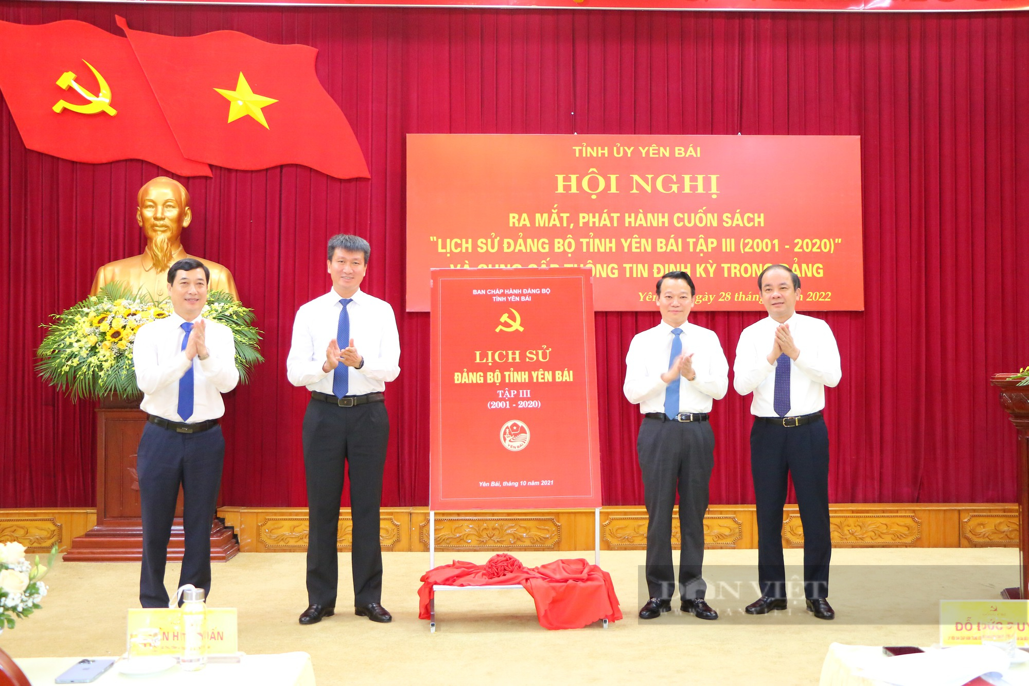 Ra mắt cuốn Lịch sử Đảng bộ tỉnh Yên Bái Tập III - Ảnh 2.